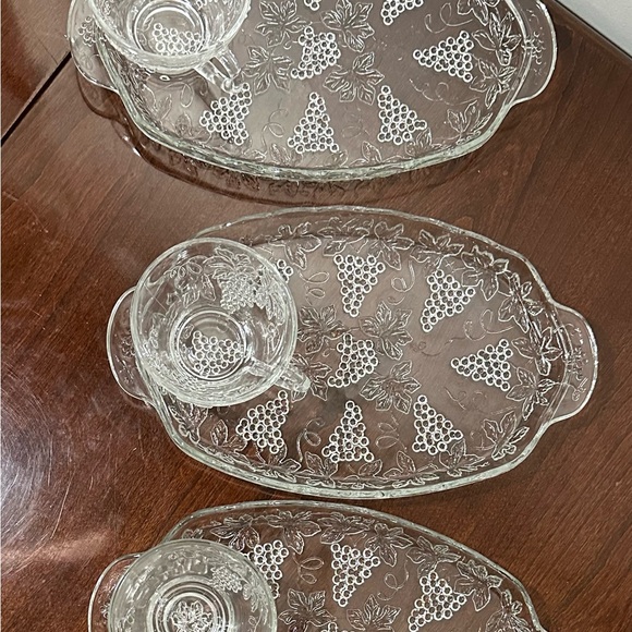 Vintage Grape Cluster design Snack serving Plates with Cups a of 8 pieces - Picture 1 of 11